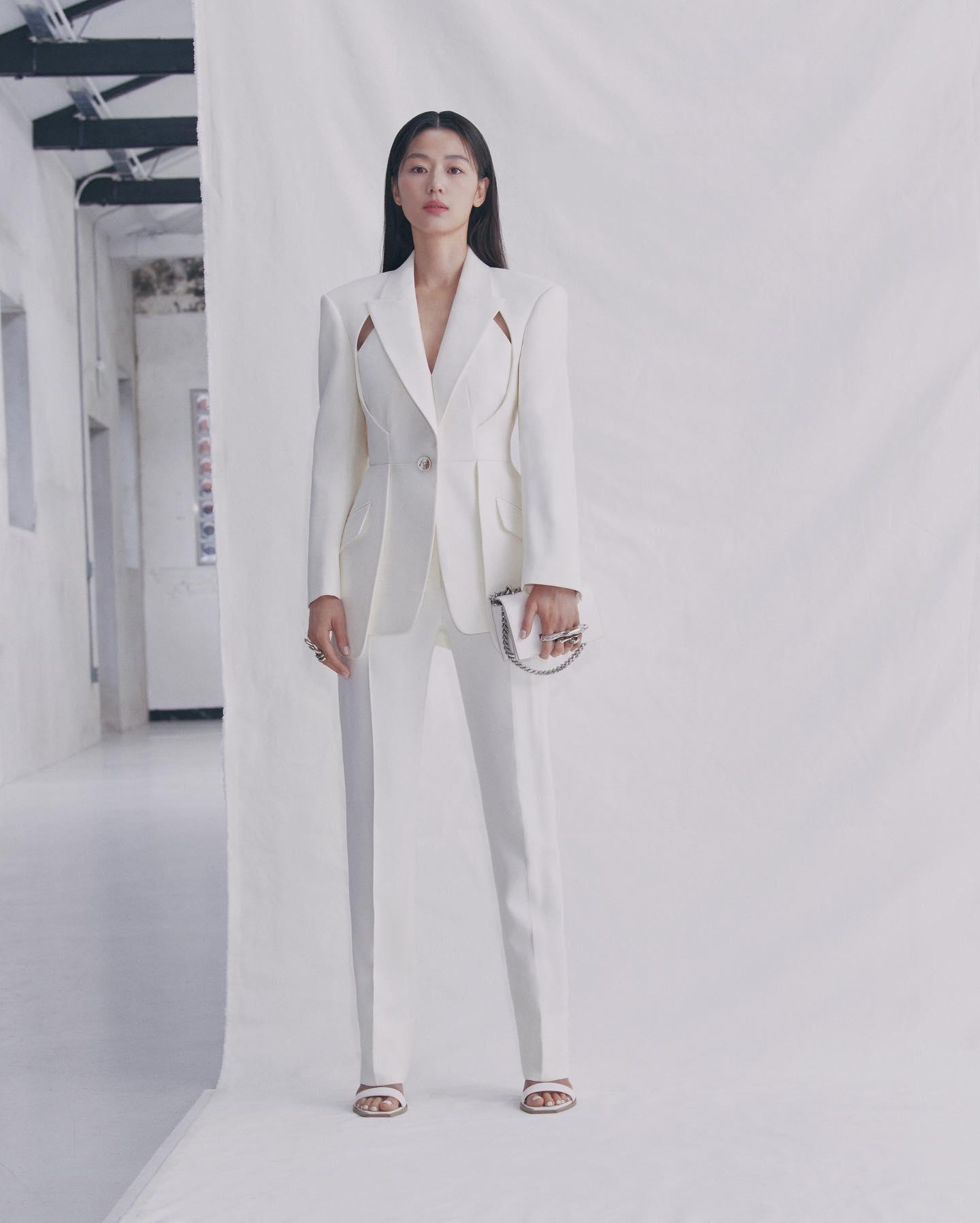 이 조합 볼수록 @예뻐🌸🤍
알렉산더 맥퀸 x 전지현👛😎21년 봄-여름 이미지2