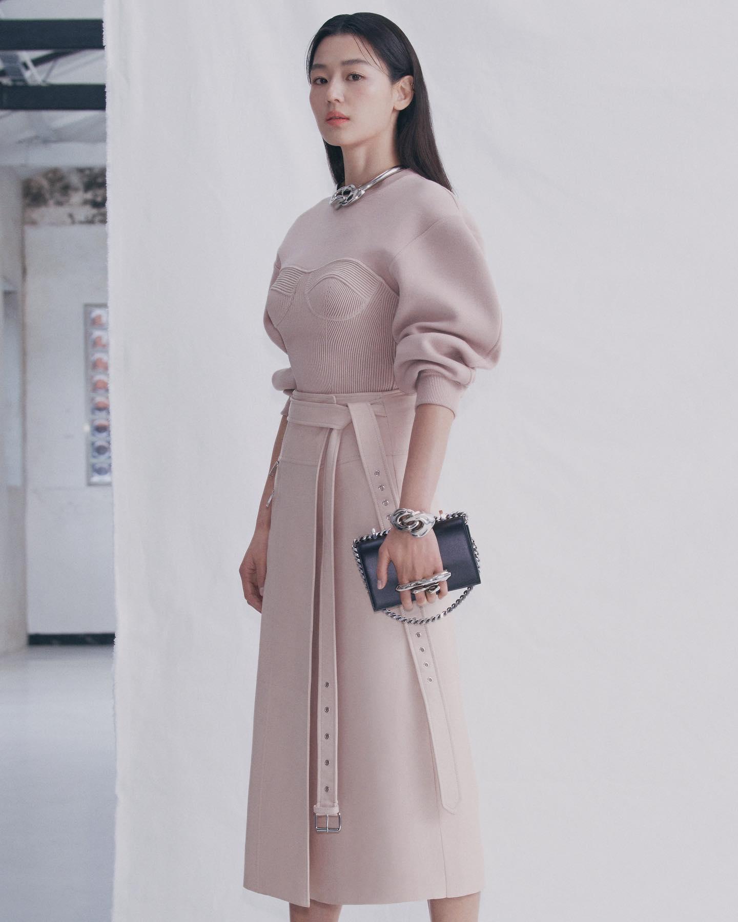 이 조합 볼수록 @예뻐🌸🤍
알렉산더 맥퀸 x 전지현👛😎21년 봄-여름 이미지3