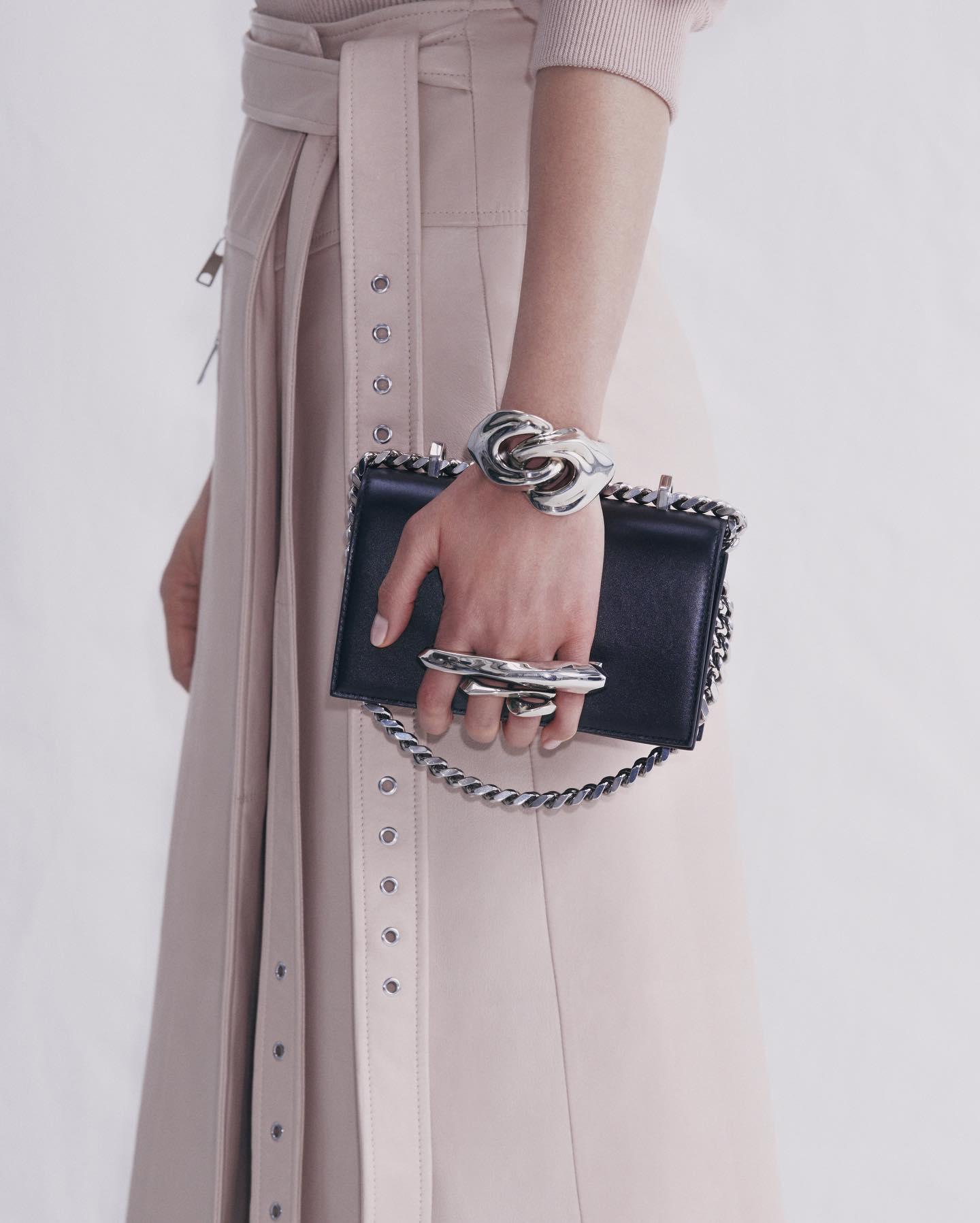 이 조합 볼수록 @예뻐🌸🤍
알렉산더 맥퀸 x 전지현👛😎21년 봄-여름 이미지4