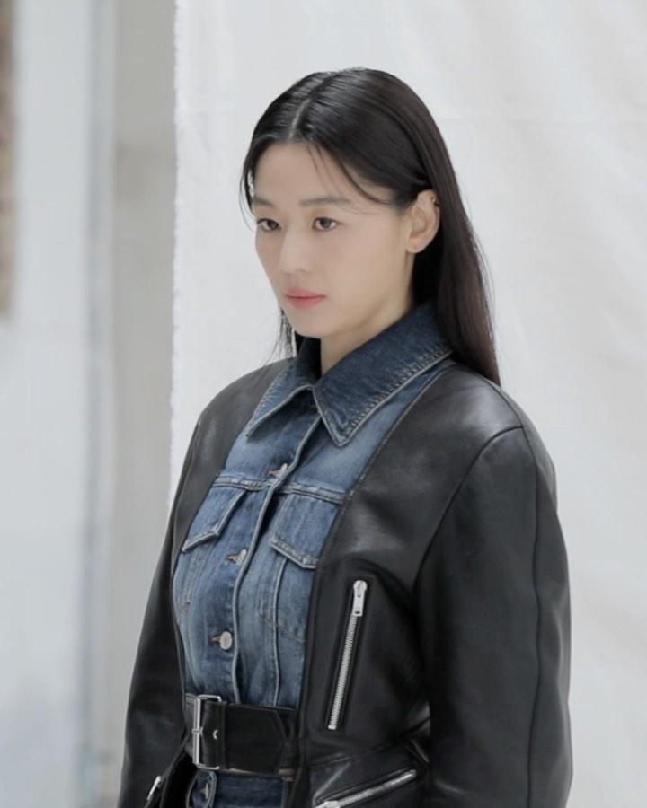 이 조합 볼수록 @예뻐🌸🤍
알렉산더 맥퀸 x 전지현👛😎21년 봄-여름 이미지5