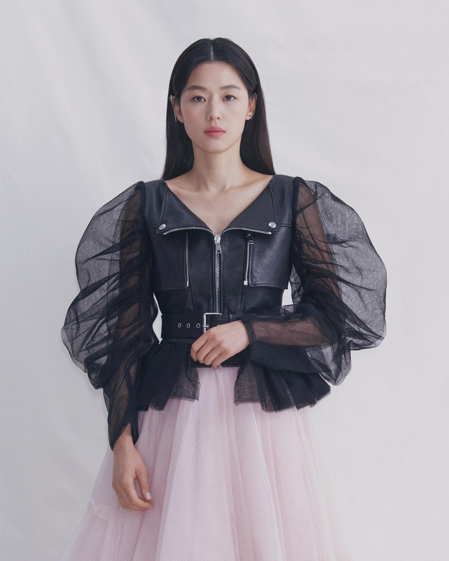 이 조합 볼수록 @예뻐🌸🤍
알렉산더 맥퀸 x 전지현👛😎21년 봄-여름 이미지6