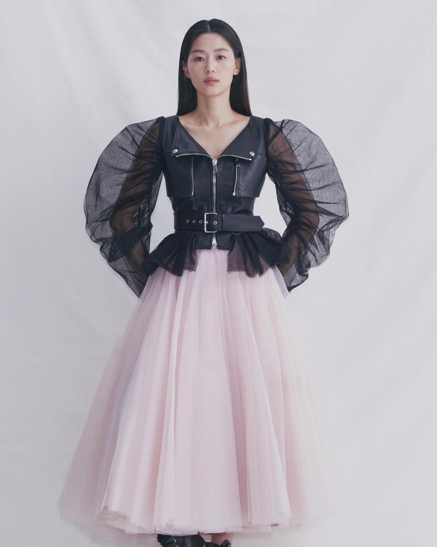 이 조합 볼수록 @예뻐🌸🤍
알렉산더 맥퀸 x 전지현👛😎21년 봄-여름 이미지7