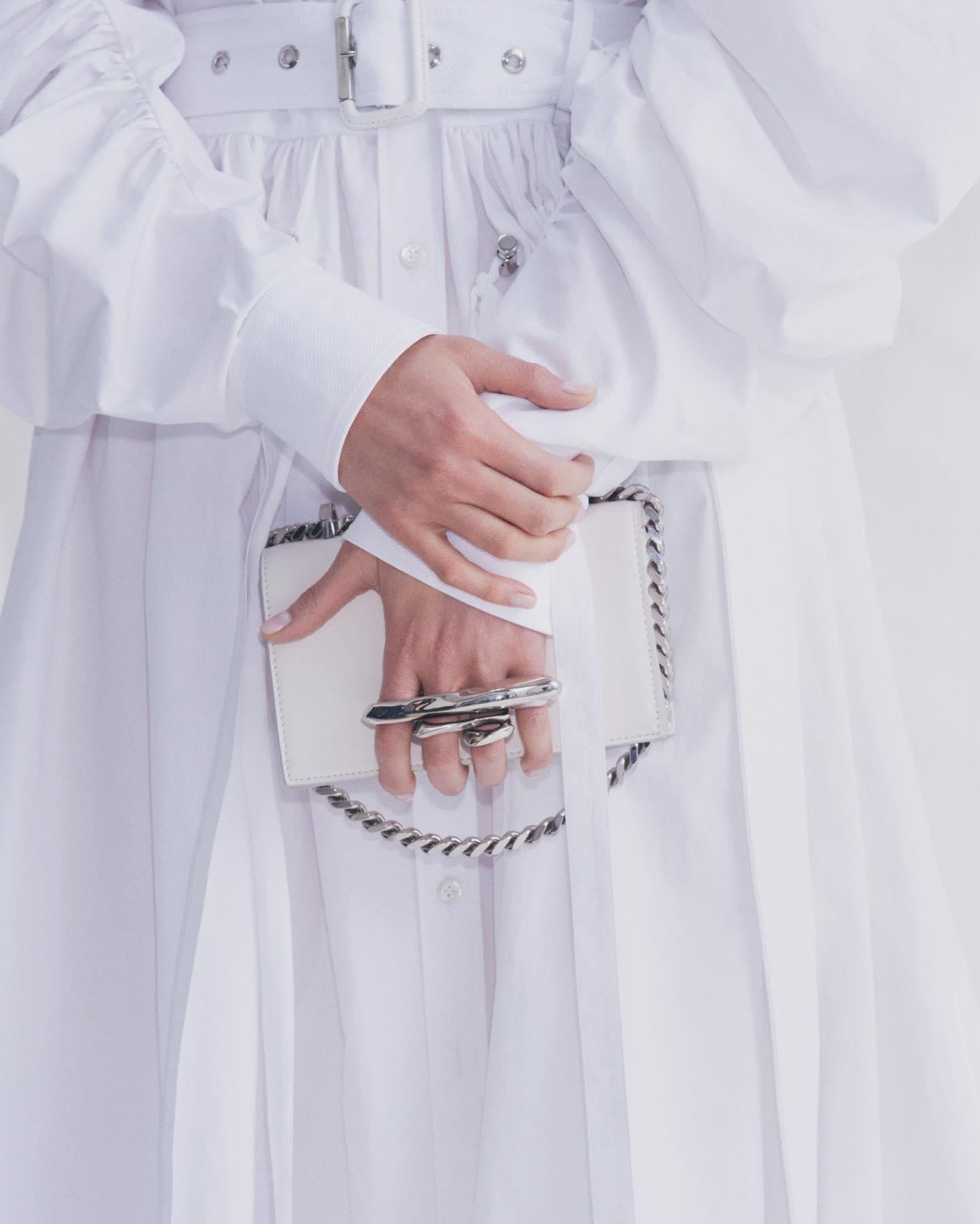 이 조합 볼수록 @예뻐🌸🤍
알렉산더 맥퀸 x 전지현👛😎21년 봄-여름 이미지9