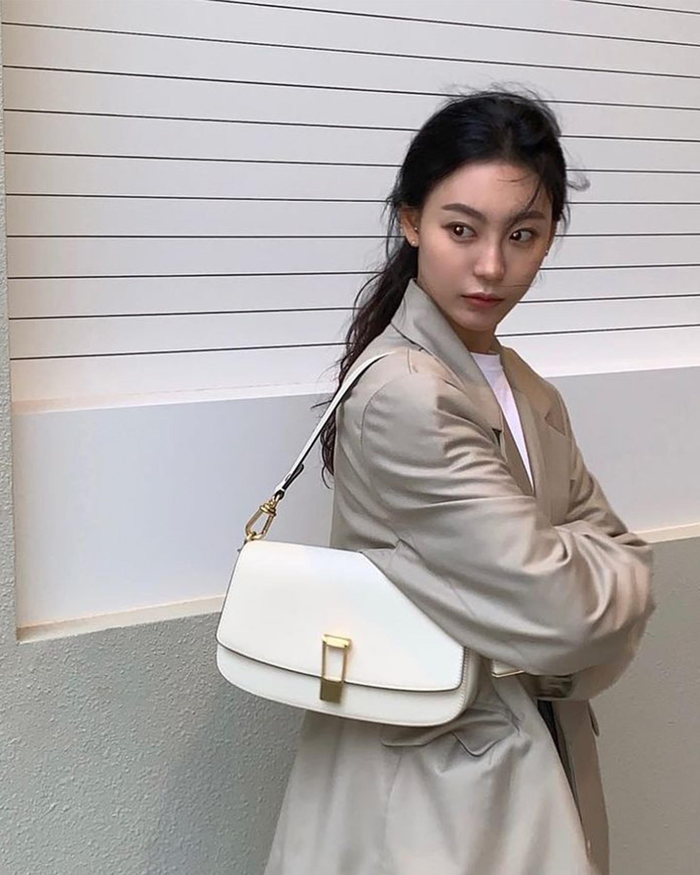 화이트 숄더로🤍🌸봄코디 정리 이미지