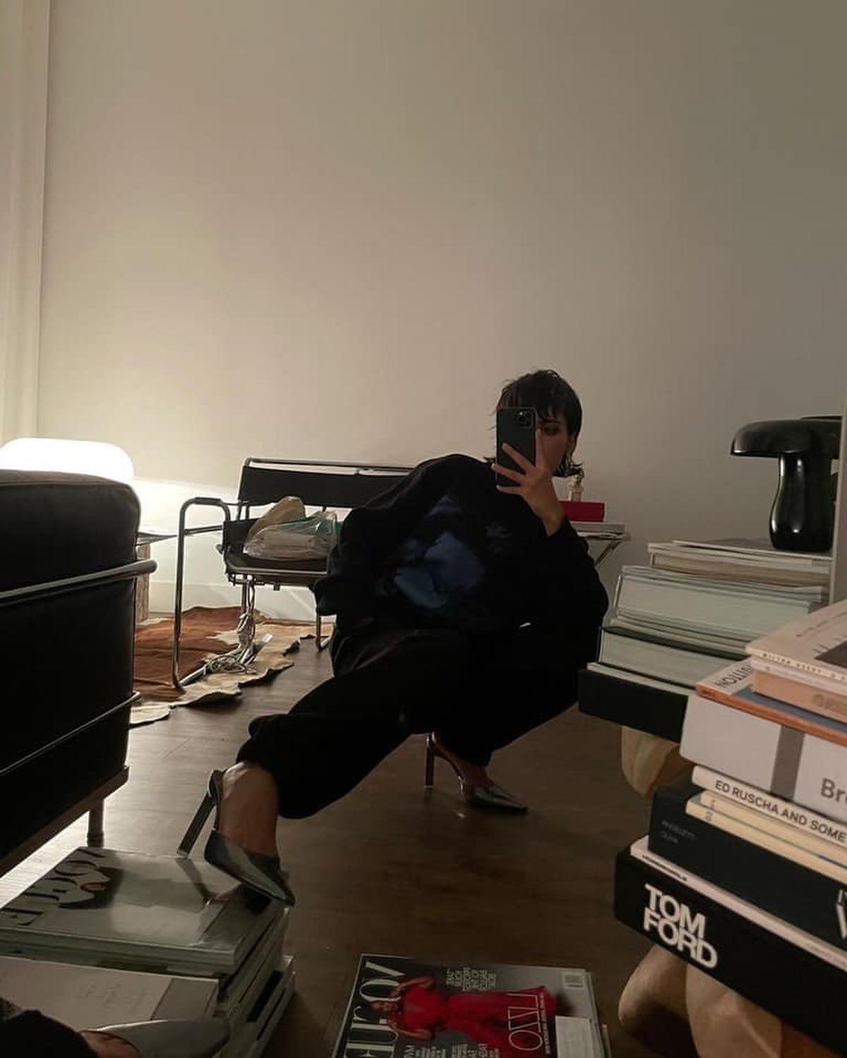 클래식한 룩에 스틸레토👠 이미지