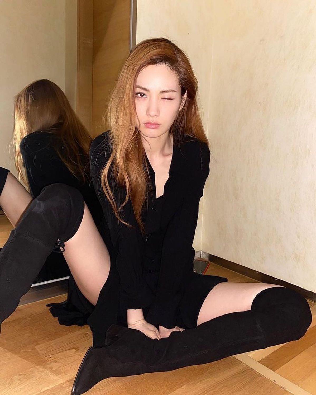 나나의 원숙한 여신무드🖤 이미지