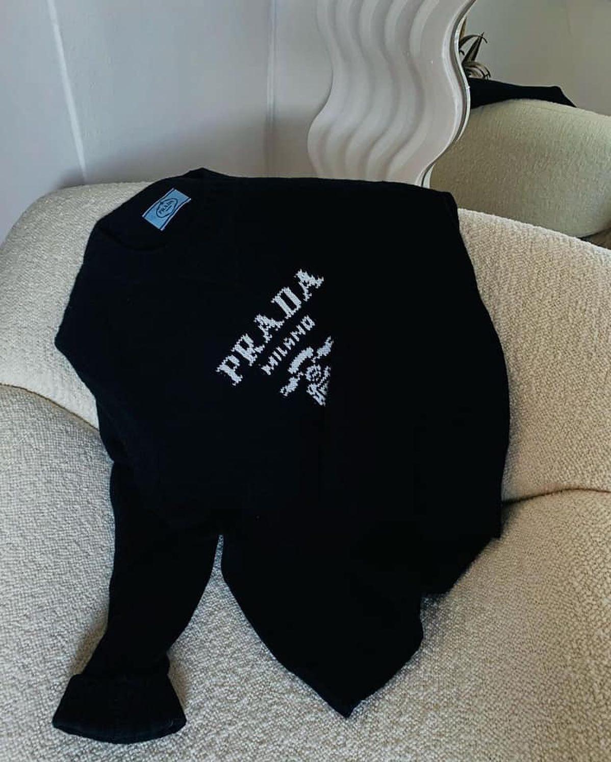 프라다로 올블랙룩 입기🖤 이미지5
