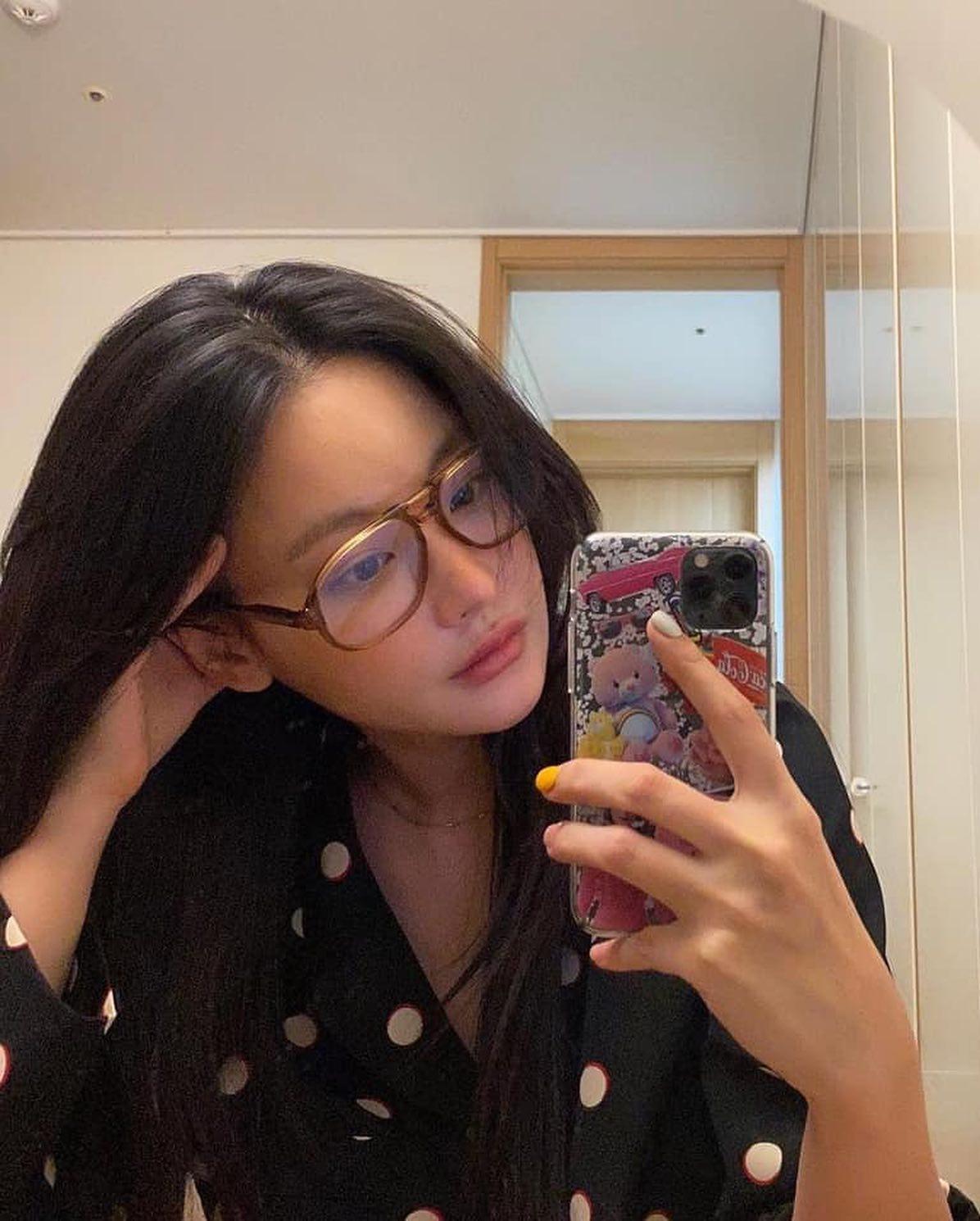 얼굴 심심할 땐 안경🤓🖤 이미지