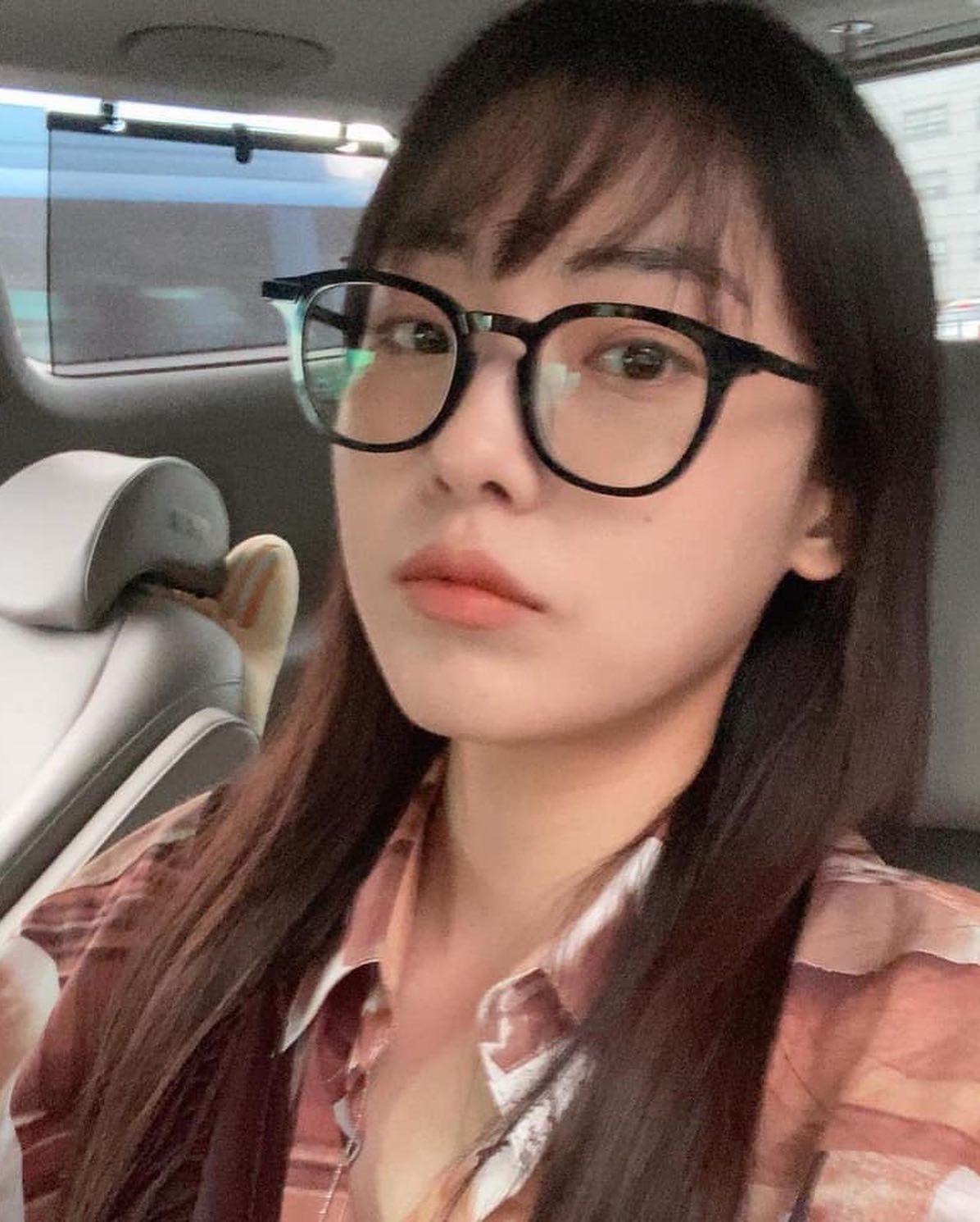 얼굴 심심할 땐 안경🤓🖤 이미지