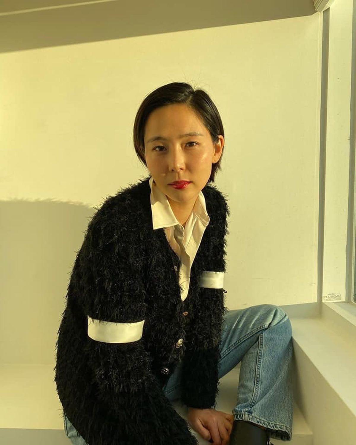 쇄골라인 돋보이는 셔츠카라♥️ 이미지