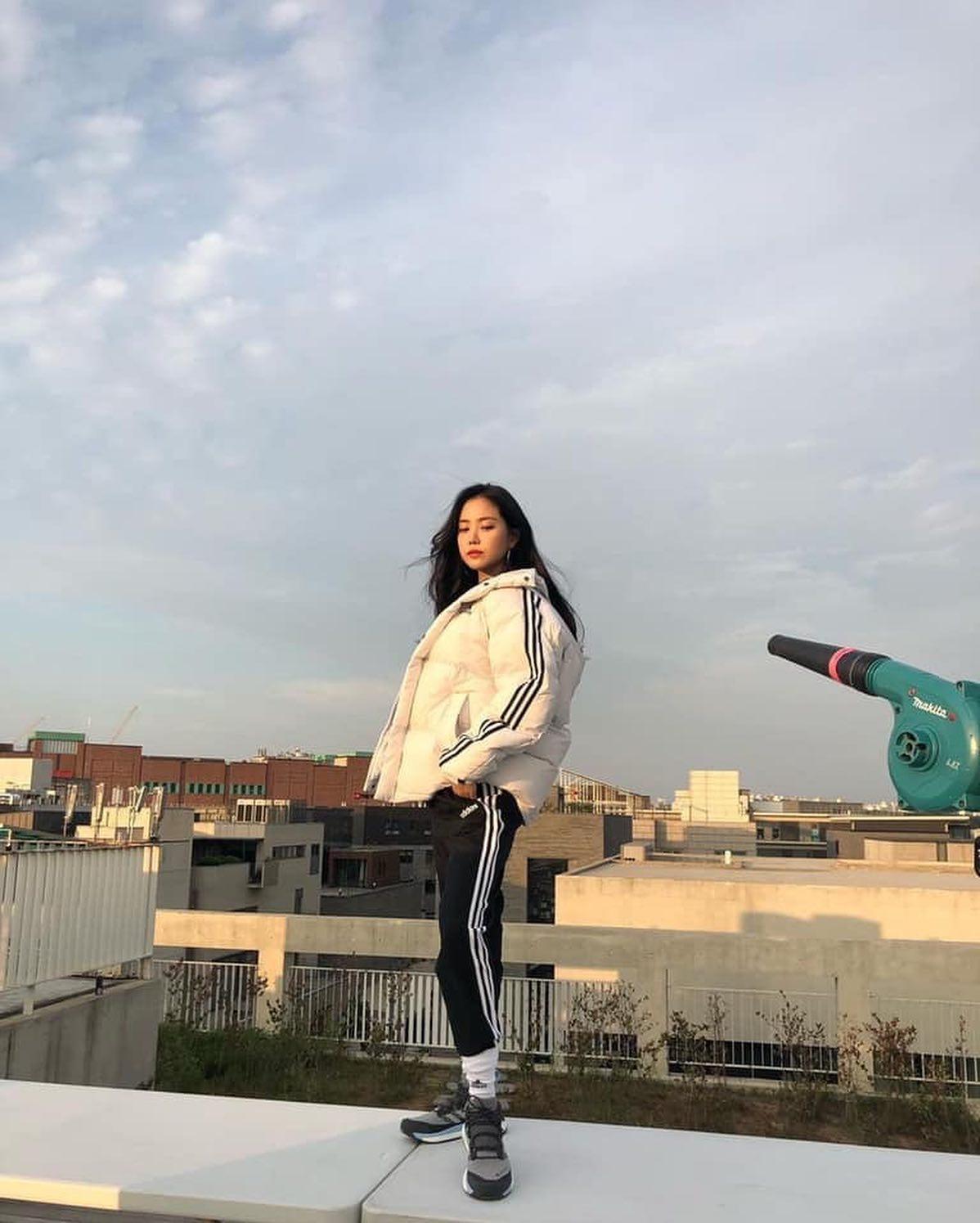 손나은의 아디다스 코디🤍🖤 이미지
