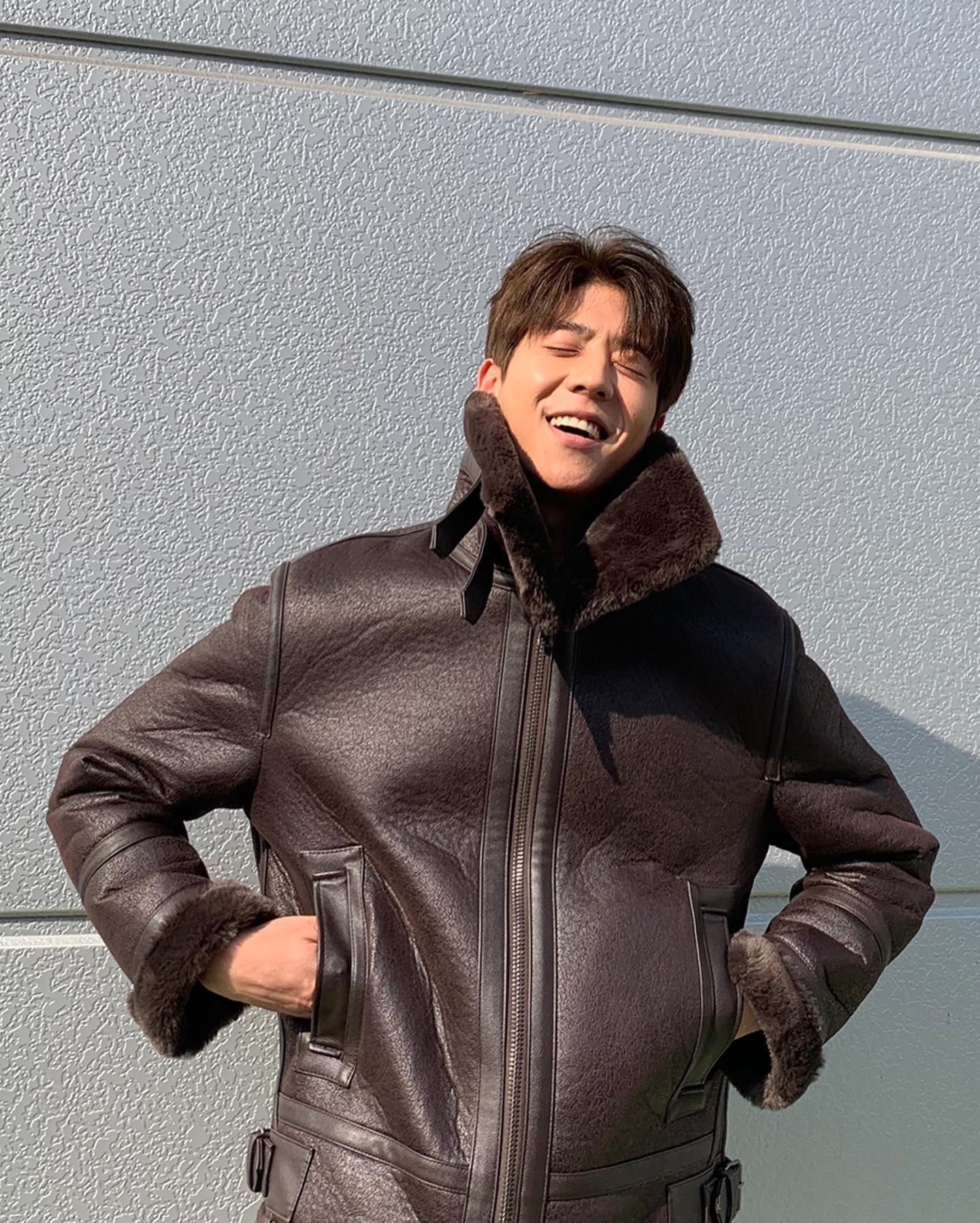 겨울에 이런느낌 @필요해🤎🖤
무스탕 걸치는 법 😎🔥 #광고 #버커루 #버커루라이더무스탕 이미지