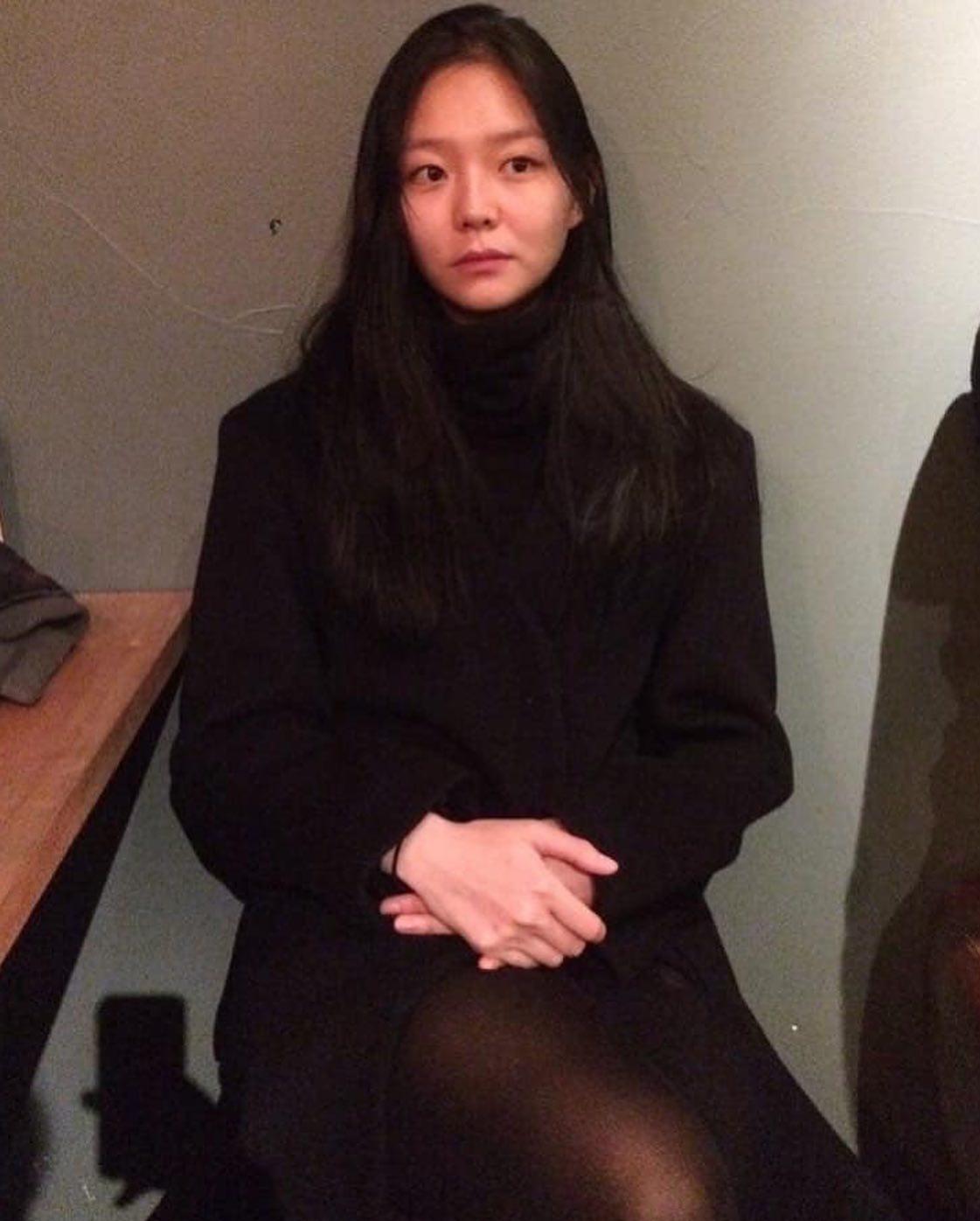 블랙 롱코트로 분위기있게🖤 이미지