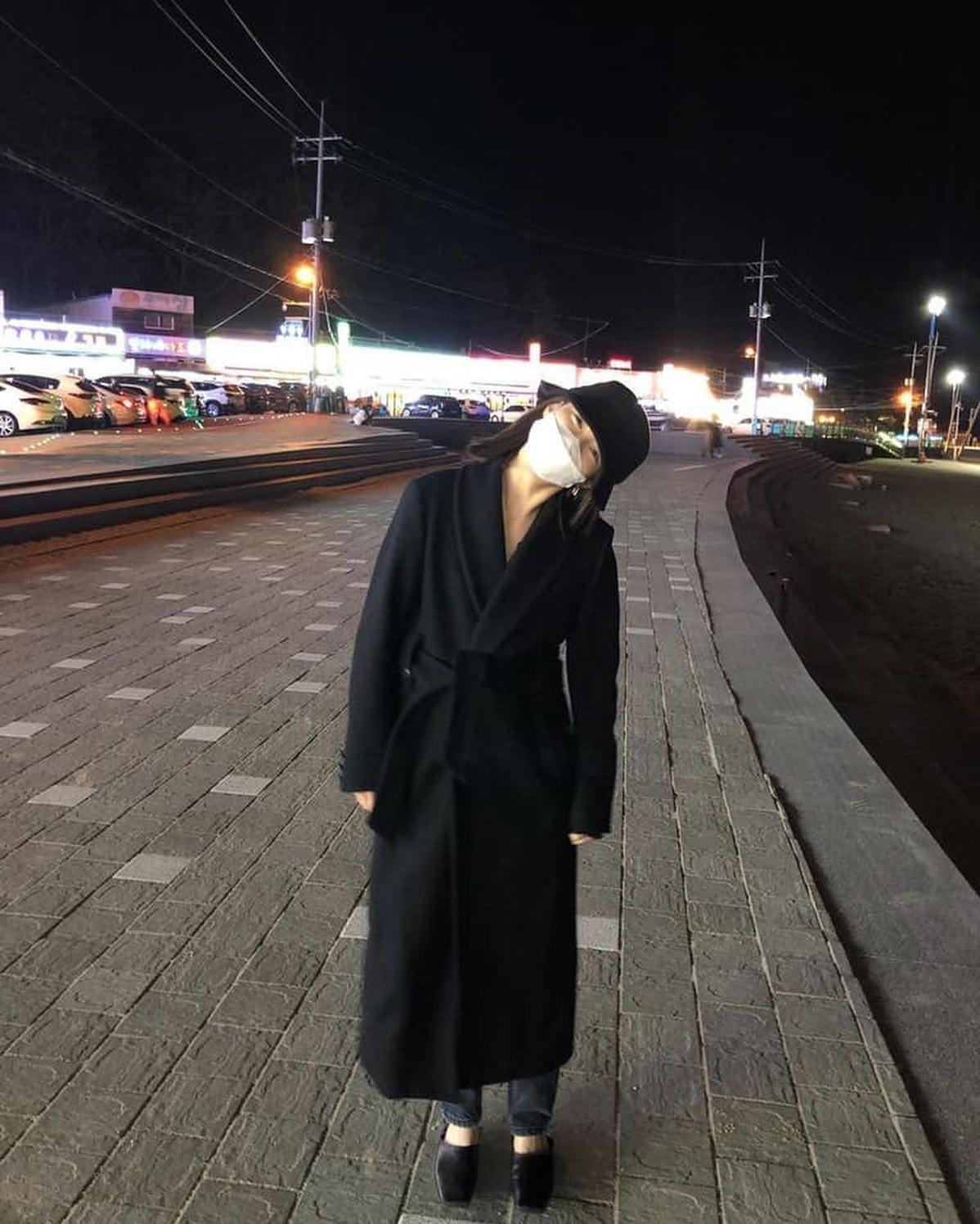 블랙 롱코트로 분위기있게🖤 이미지