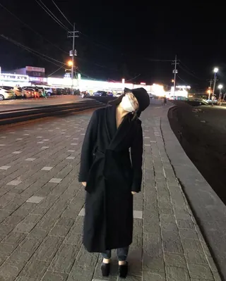 블랙 롱코트로 분위기있게🖤 이미지