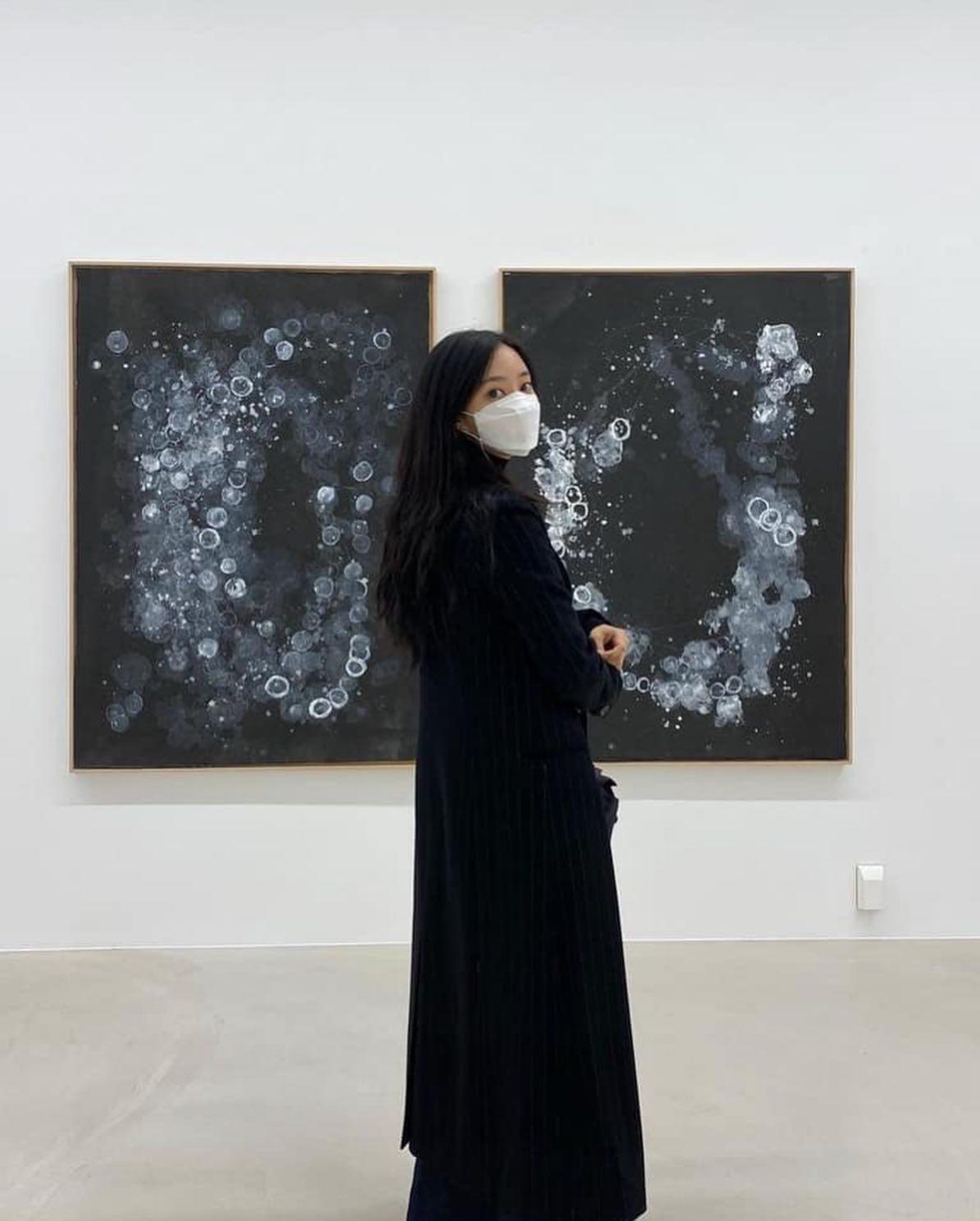 블랙 롱코트로 분위기있게🖤 이미지