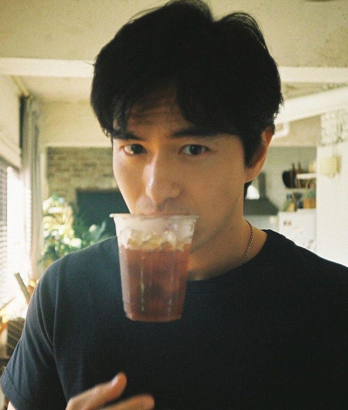 나 이진욱 좋아하고 있었네..🖤 이미지