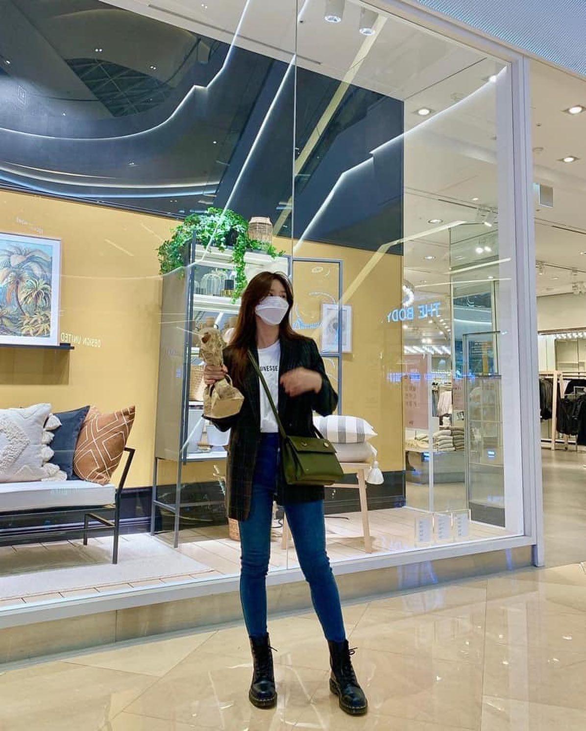 스키니는 이제 클래식👻🖤 이미지