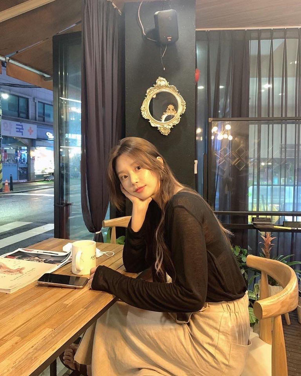 기본티로 여리여리 느낌😍 이미지
