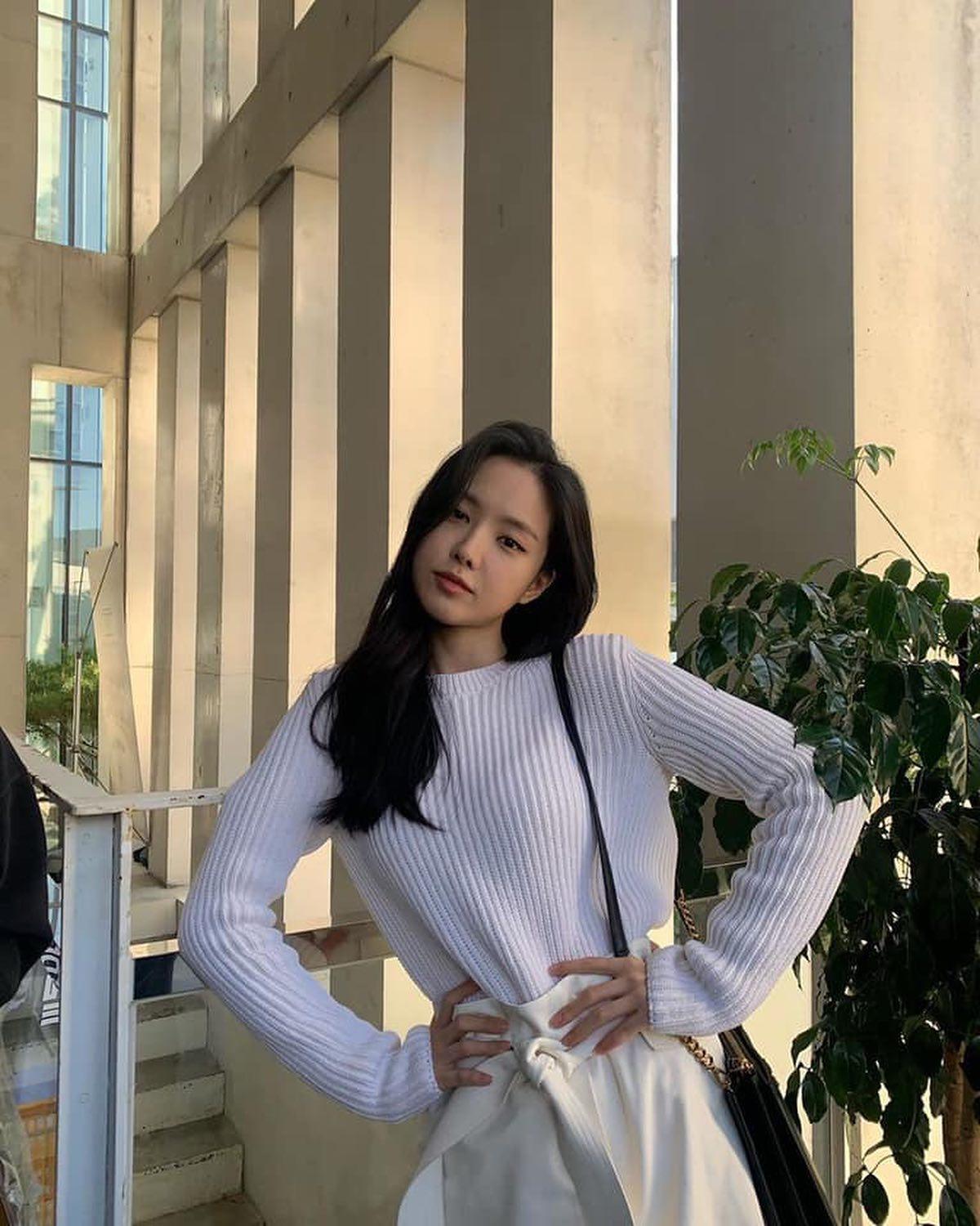여리 니트핏은 역시 손나은🧁 이미지