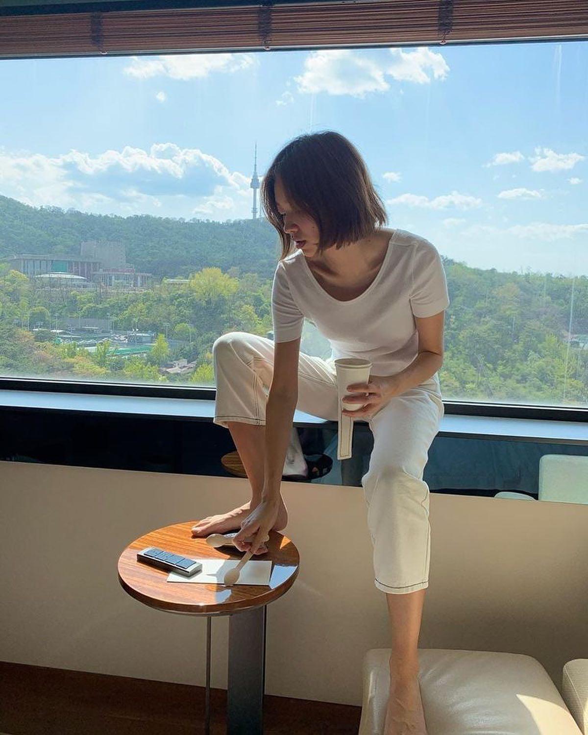 심플해도 빛나는 최유화 코디🤍 이미지