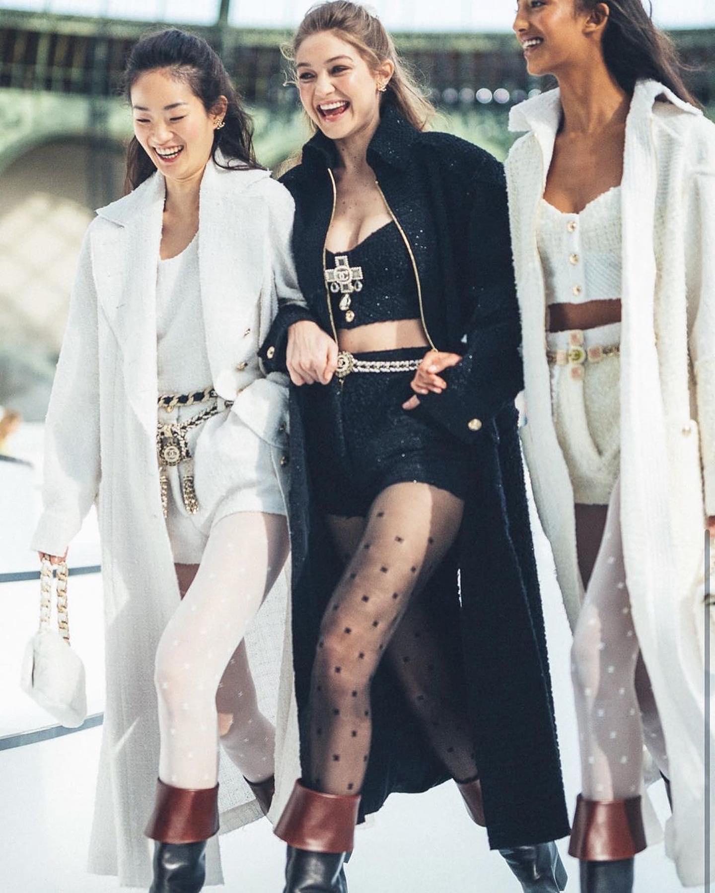 올 가을은 샤넬 타이즈와 함께🖤 이미지