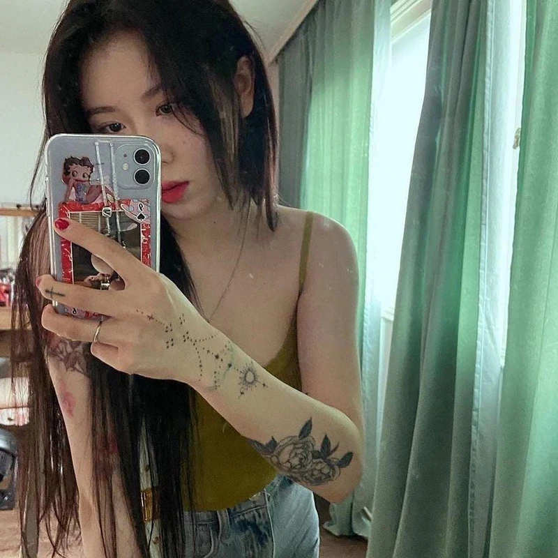 타투가 늘어도 청순한 백예린🖤 이미지2