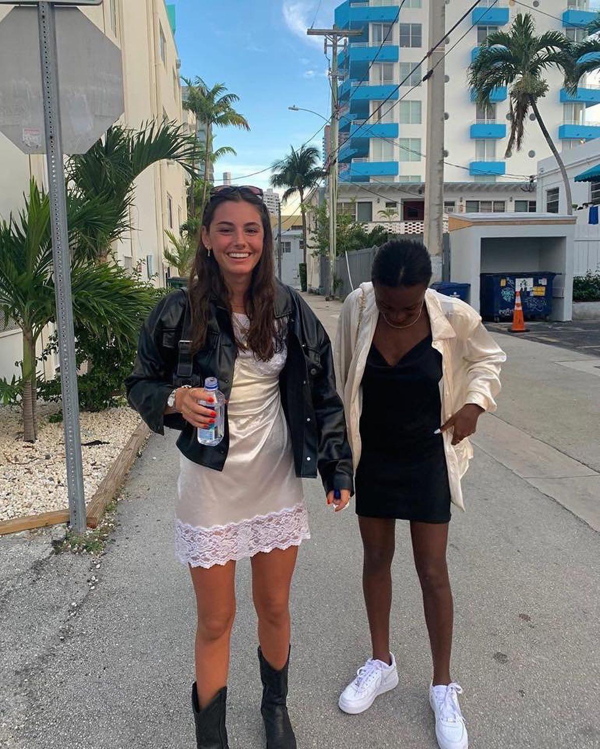 셋뚜셋뚜👯♀️친구랑 @시밀러룩 이미지