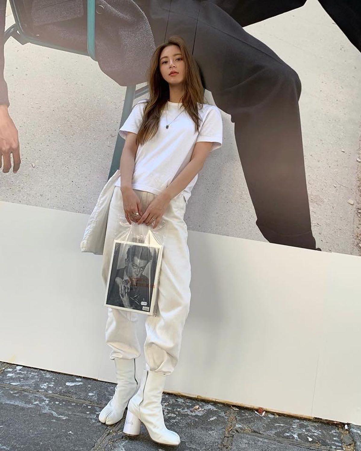 화이트 팬츠로 산뜻함 충전🐚 이미지
