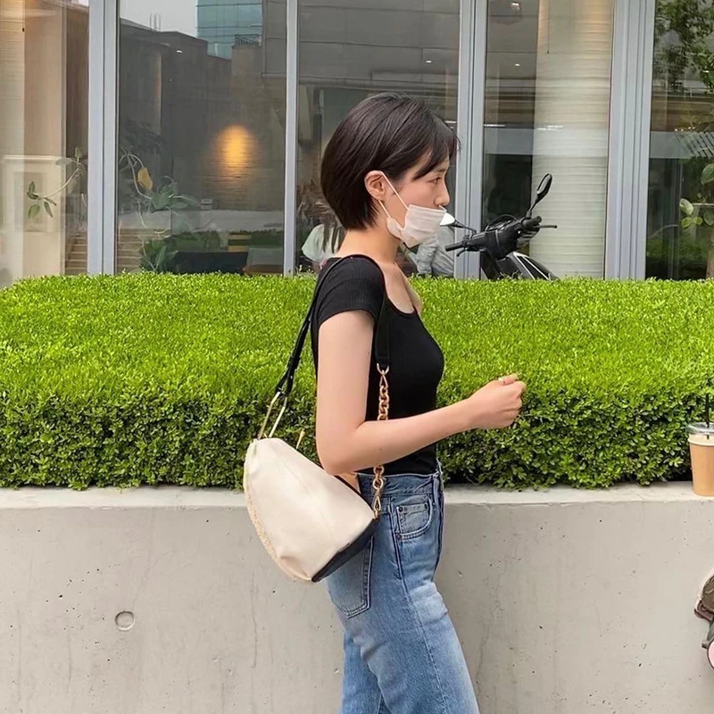 내추럴한 무드의 박규영💛🖤 이미지1