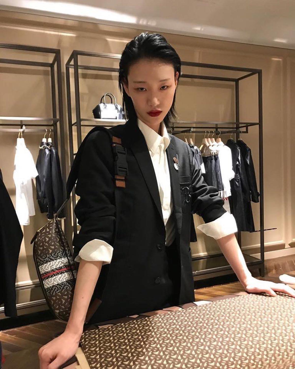 포스 뿜뿜 최소라🎩올블랙 패션 이미지