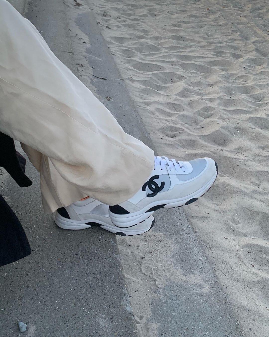 운동화로 힘주기!🤍🧡 이미지"