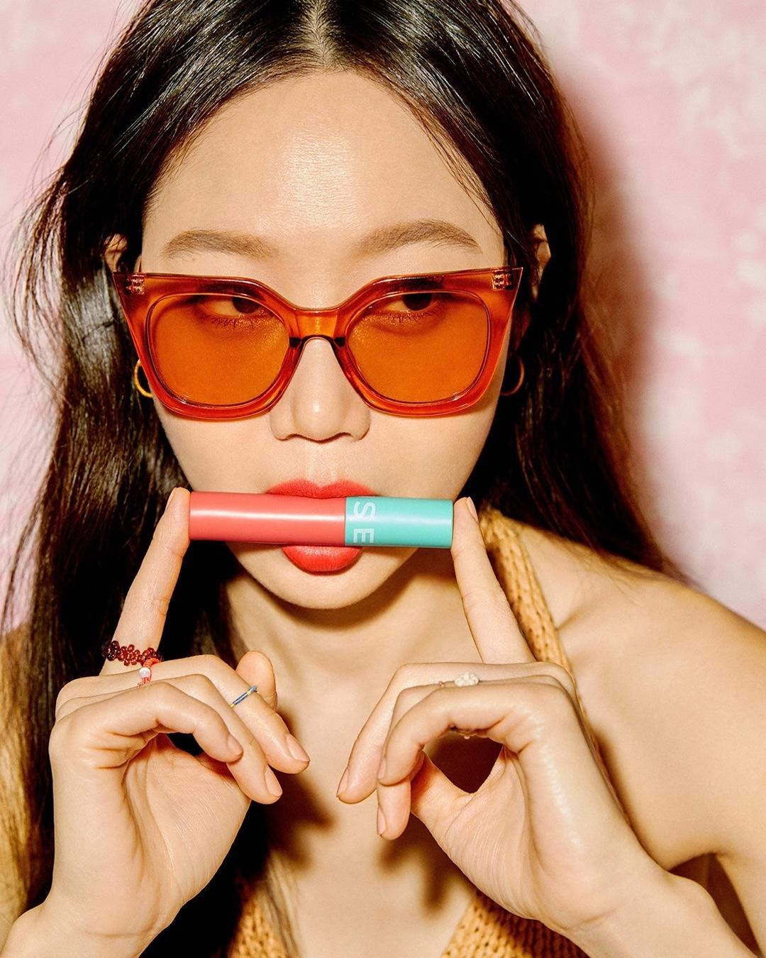 입술에 썸머 바이브💛@어때?⠀
풍부한 컬러감으로 이번 여름 자신감 추가해!👙 이미지