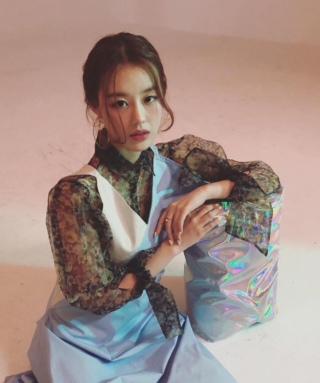 봄을 닮아 화사한 이유진 피드🌼 이미지4