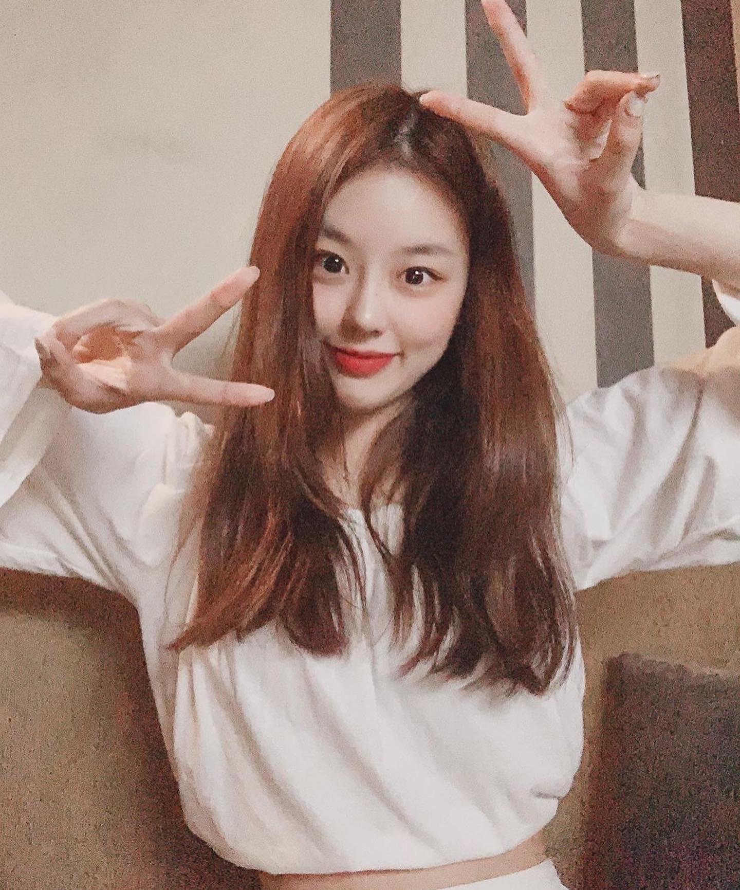 봄을 닮아 화사한 이유진 피드🌼 이미지10