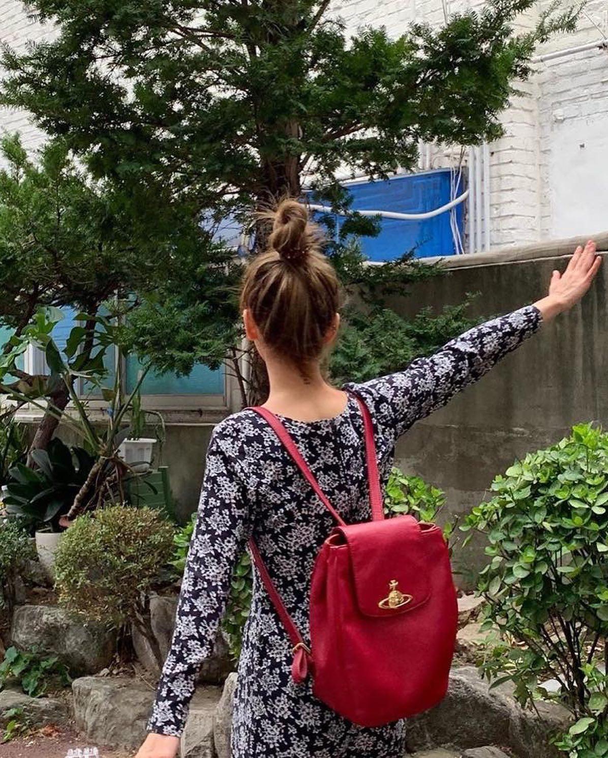 가벼운 옷차림엔 백팩이 최고🎒 이미지
