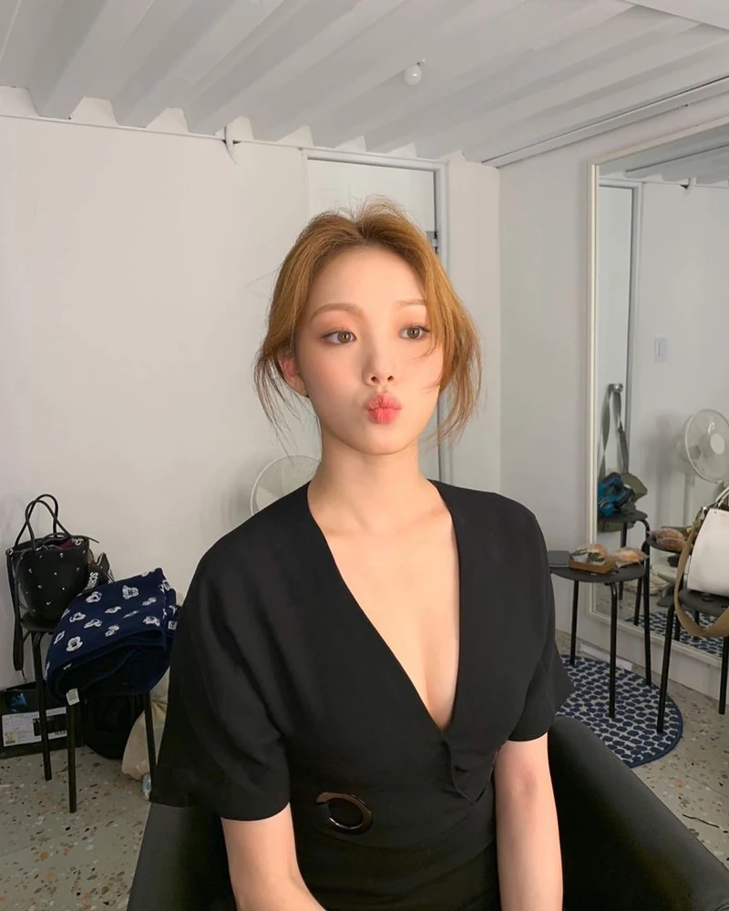 요즘두 예쁨 발광💚이성경 언니 이미지1