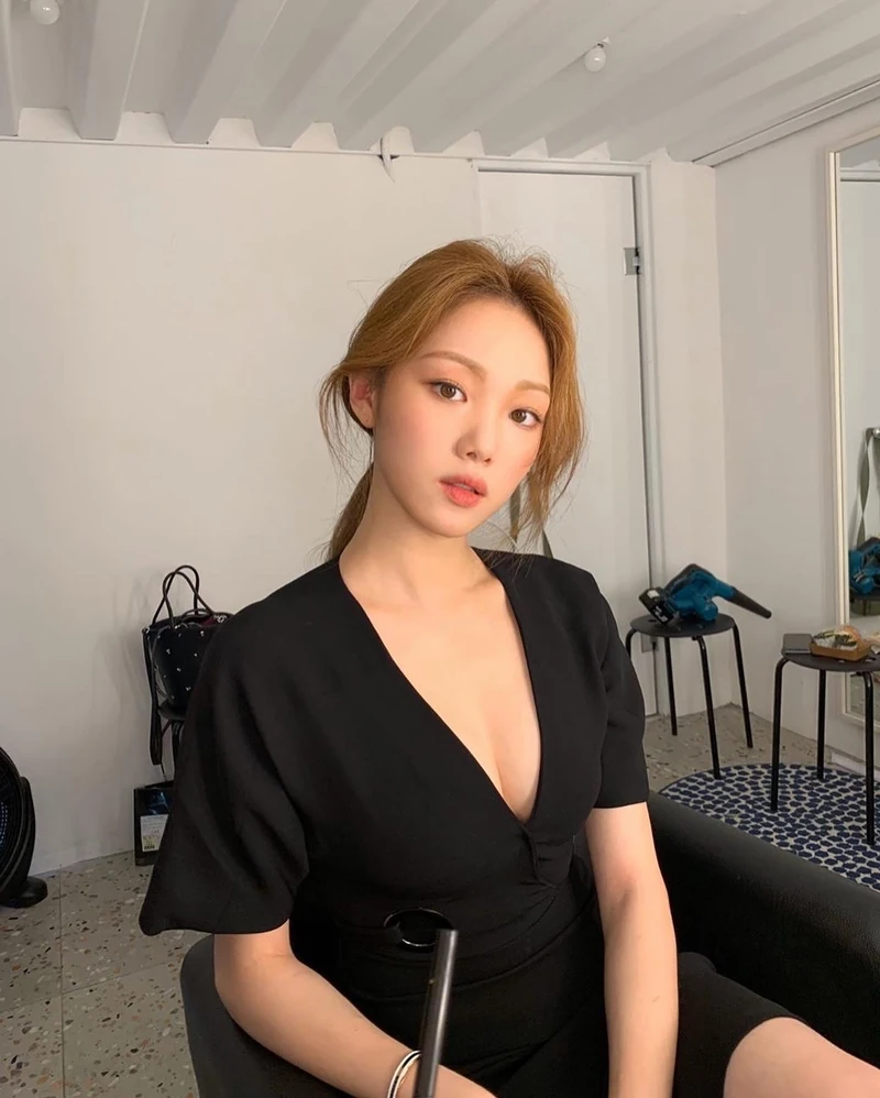 요즘두 예쁨 발광💚이성경 언니 이미지2