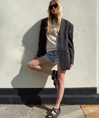자켓에 숏팬츠😎 @저장🖤 이미지