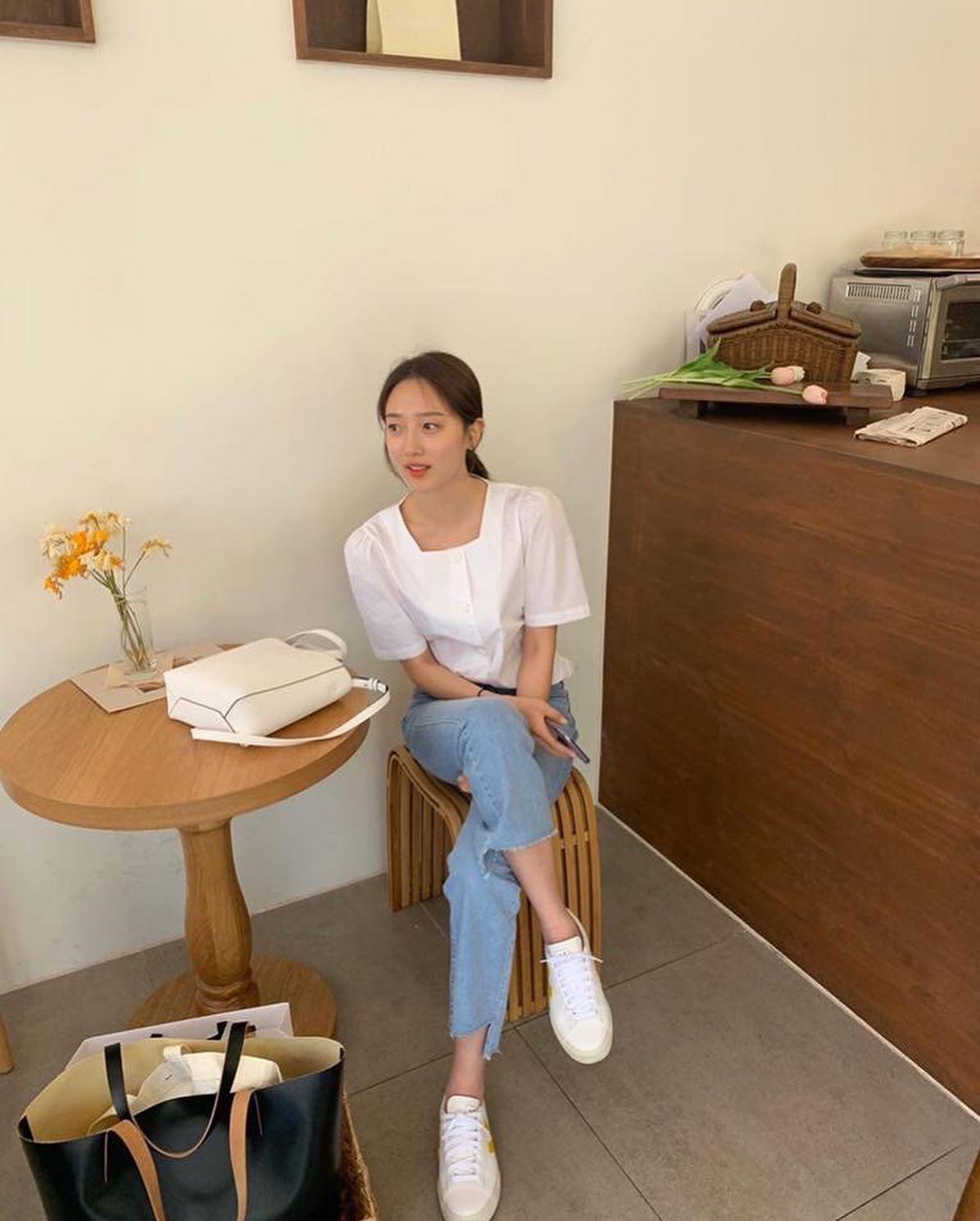흰 티에 청바지는 정석이지💙 이미지