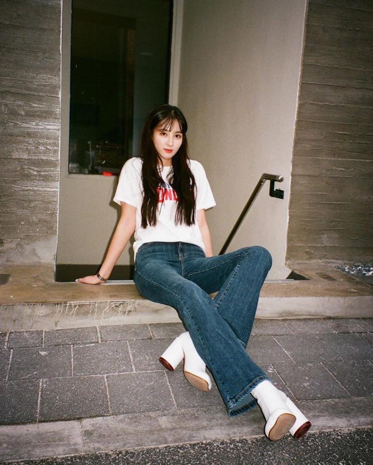 흰 티에 청바지는 정석이지💙 이미지