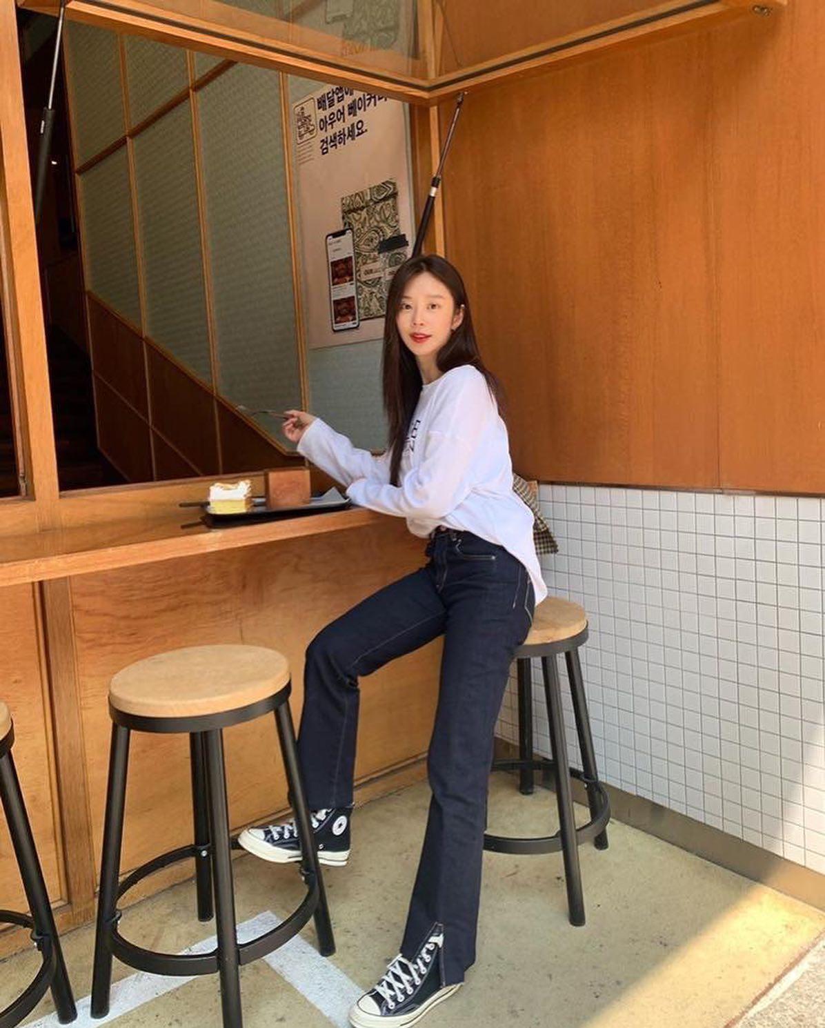 흰 티에 청바지는 정석이지💙 이미지