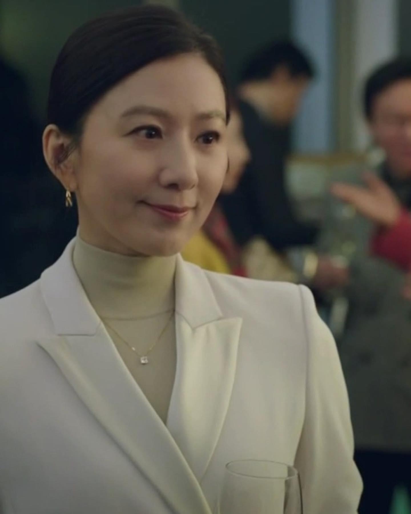 클래식한 미모와 패션💍 김희애 이미지