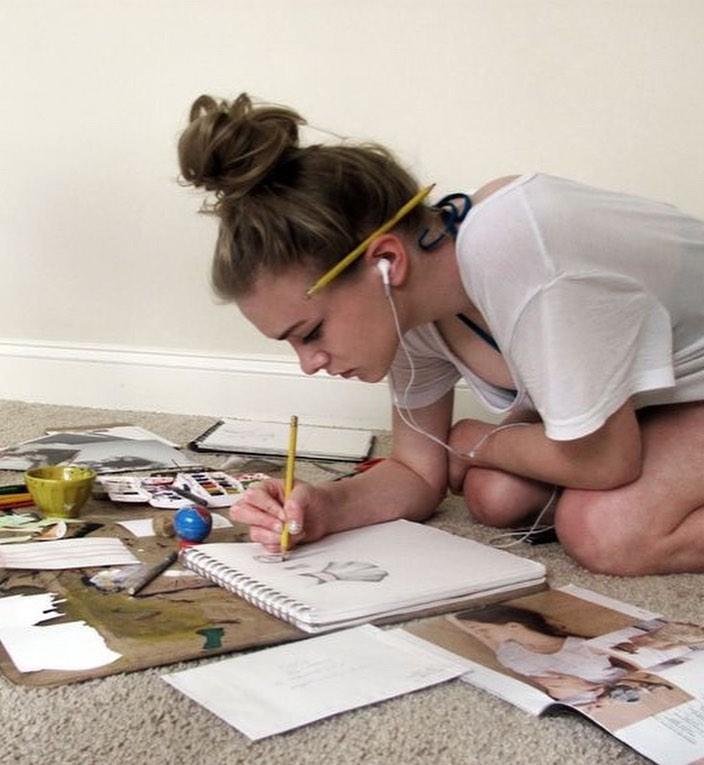 요즘은 집 안 색칠공부가 대세🎨 이미지