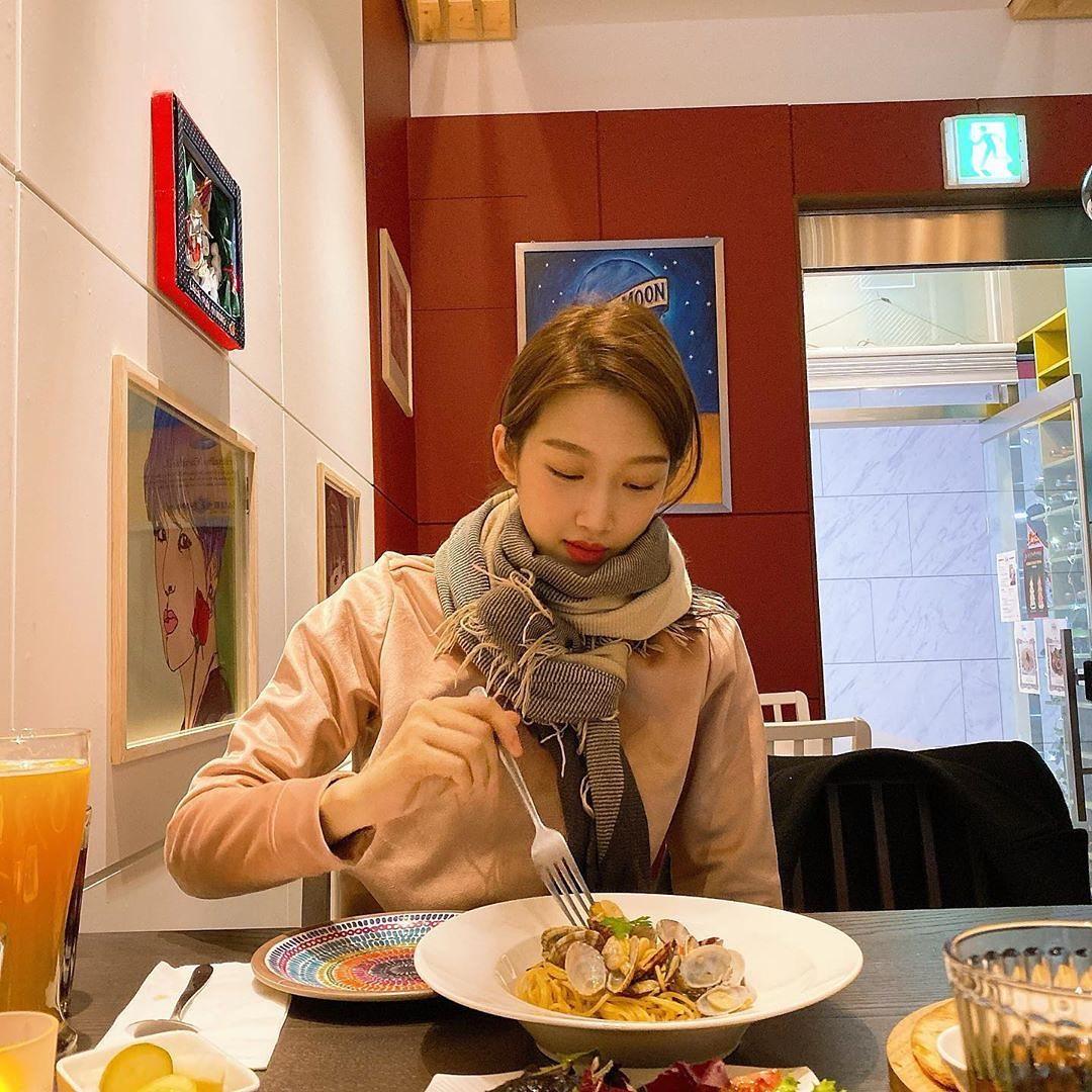 화사한 미모 💜 배우 문가영 이미지