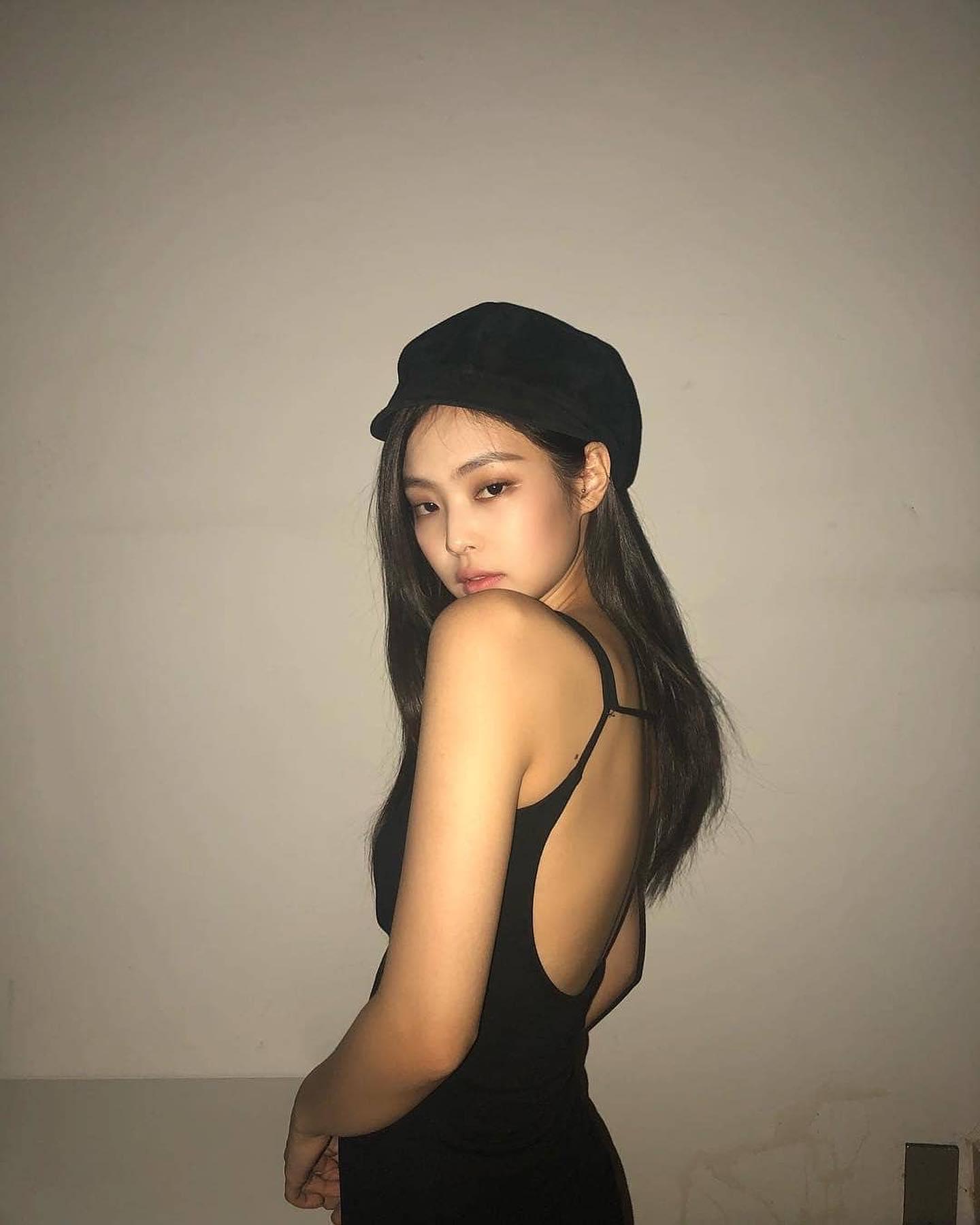 요즘 더 TV로 자주보는🖤 제니 이미지