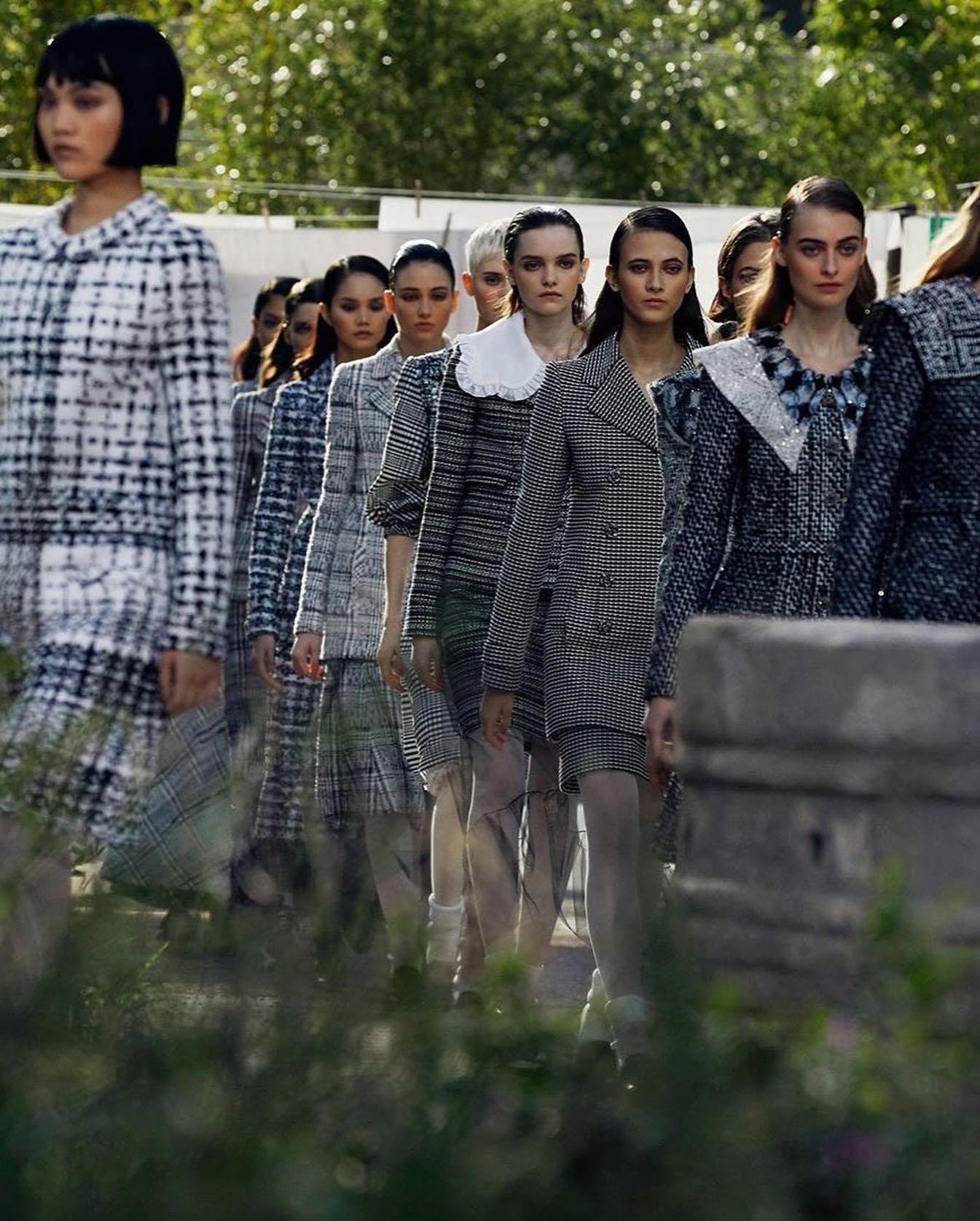 CHANEL: 2020 봄/여름 🖤
오뜨 꾸뛰르 컬렉션 쇼 🏁 또 예쁘다. 이미지
