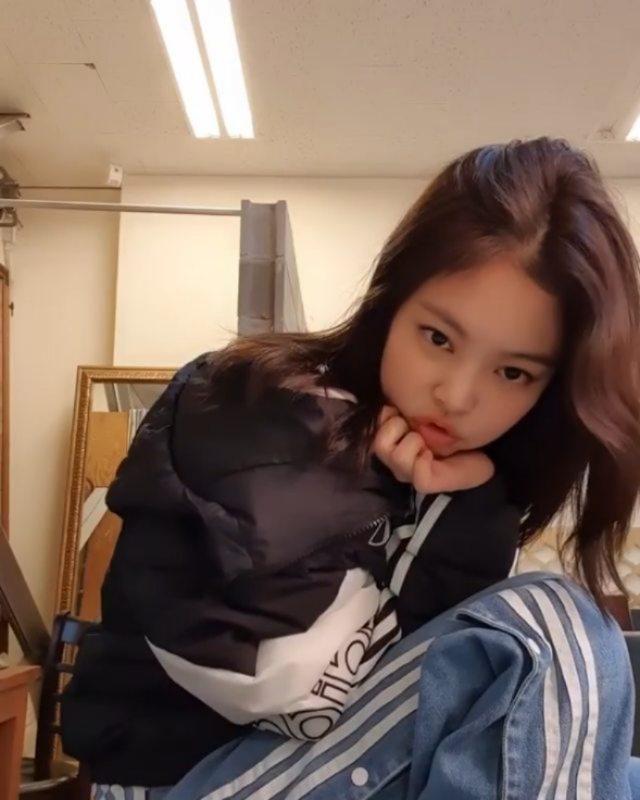 세상 예쁜 제니 무드💙🖤 이미지