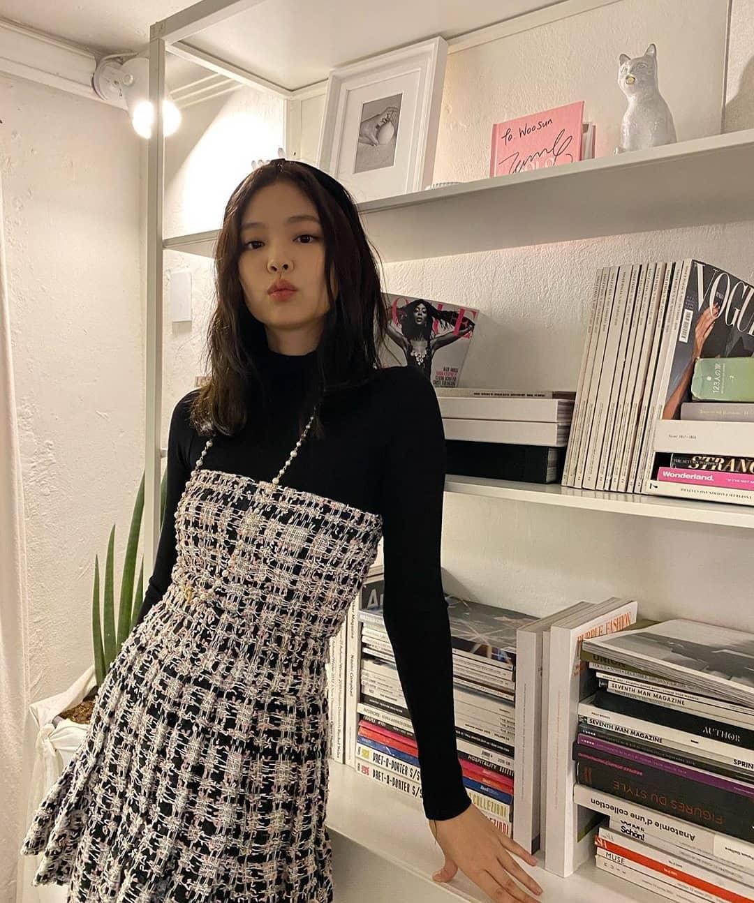 샤넬룩이 참 찰떡 🖤제니 이미지