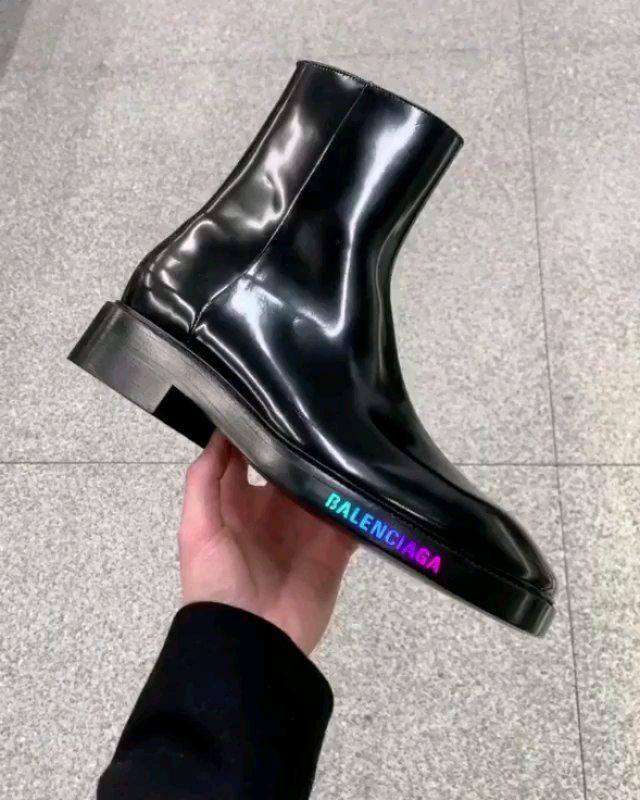 쩐다.. 🔋발렌시아가 LED 구두 이미지